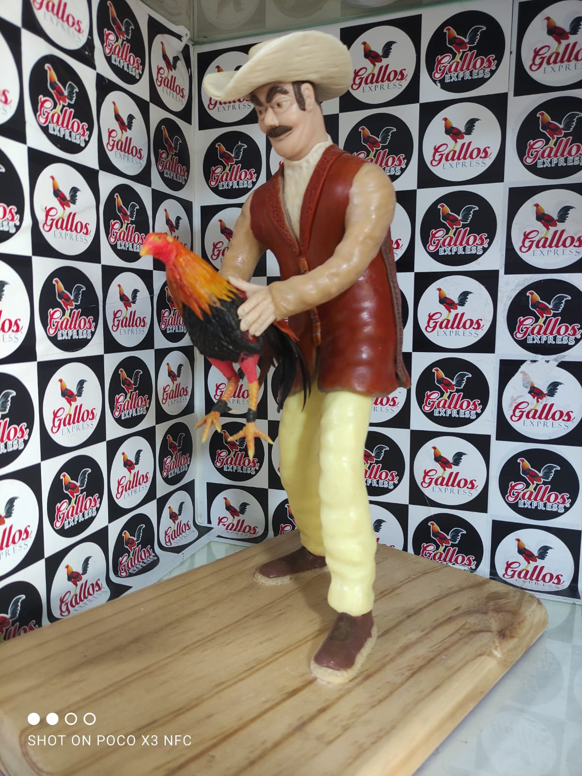 ARTESANIA DE GALLO CON SU CUIDADOR
